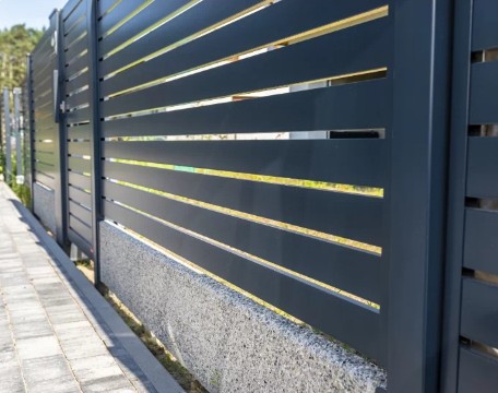 FILIP gondozásmentes , vízszintes deszkázatú modern kerítés. Horganyozva és festve.